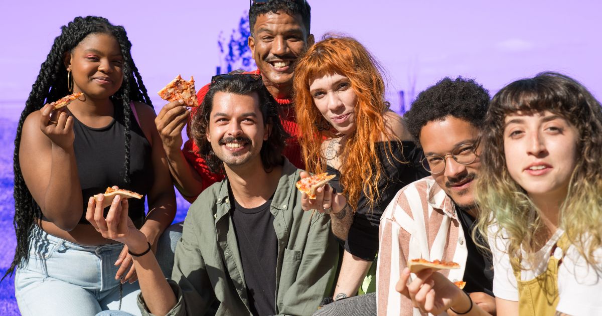 Groupe de personnes d'origines et de cultures différentes