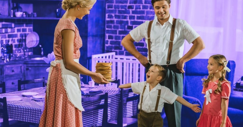Image d'une famille des années 50 dans une cuisine équipée pour illustrer l'émergence de la société de consommation