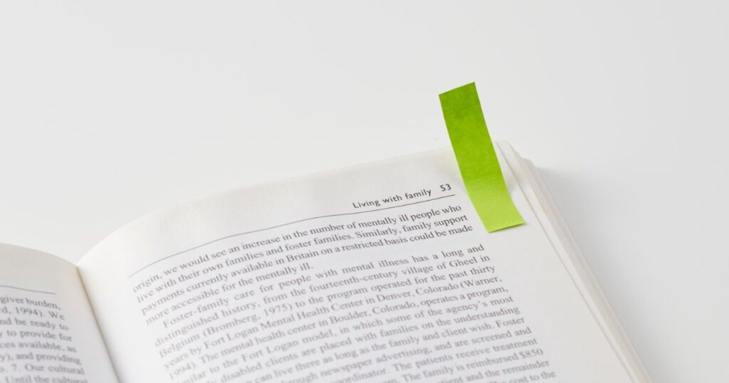 Livre ouvert avec un marque-page autocollant