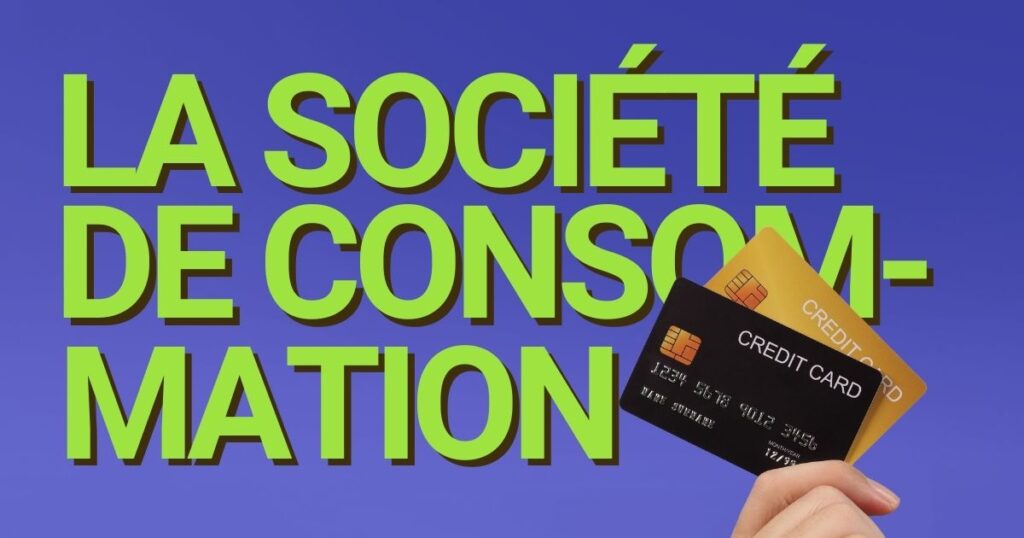 Une main tient deux cartes bancaire avec, en arrière-plan, le titre "La société de consommation"