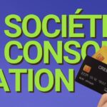 Une main tient deux cartes bancaire avec, en arrière-plan, le titre "La société de consommation"