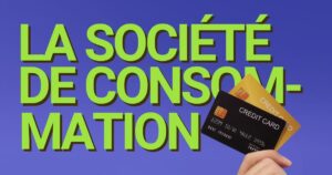 Une main tient deux cartes bancaire avec, en arrière-plan, le titre "La société de consommation"