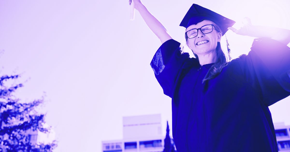Photo de jeune diplômée ravie d'avoir réussi un concours
