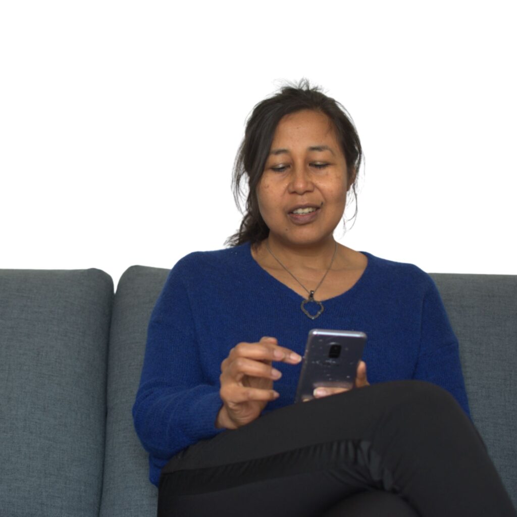 Eva lit sur son téléphone