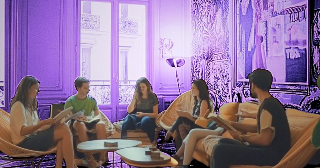 Groupe de personnes dans un salon