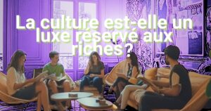Groupe de personnes dans un salon avec en arrière-plan le titre : La culture générale est-elle réservée aux riches ?