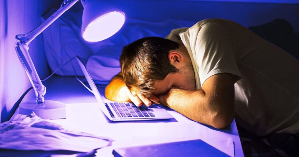 Etudiant en difficulté, endormi sur son ordinateur