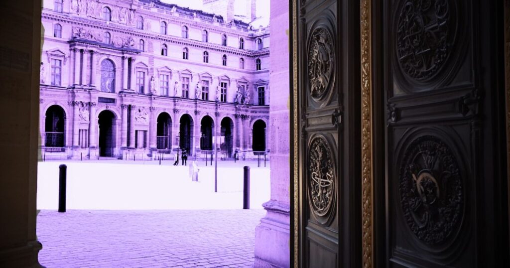 Portail ouvert donnant sur la cour d'un musée