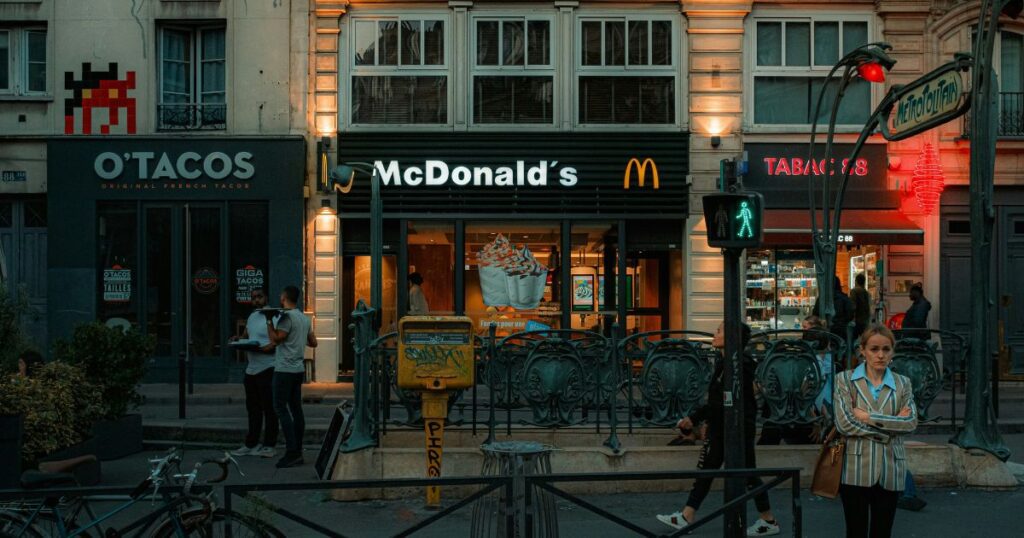 Un restaurant MacDonalds à Paris