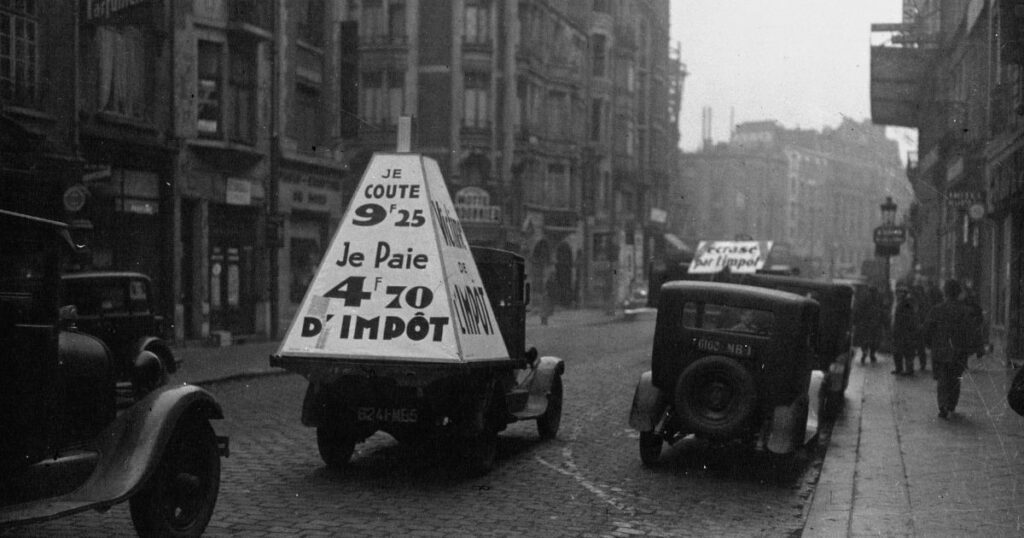 Un véhicule porte une pancarte en protestation contre l'impôt