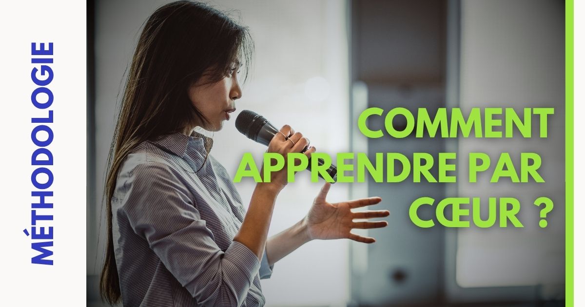 Une jeune femme parle en public sans support écrit. Couverture de l'article "Comment apprendre par coeur"