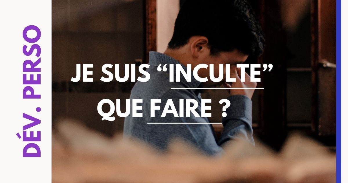 Couverture de l'article "Je suis inculte, comment faire". Un jeune homme se tient la tête avec, au premier plan, un livre ouvert