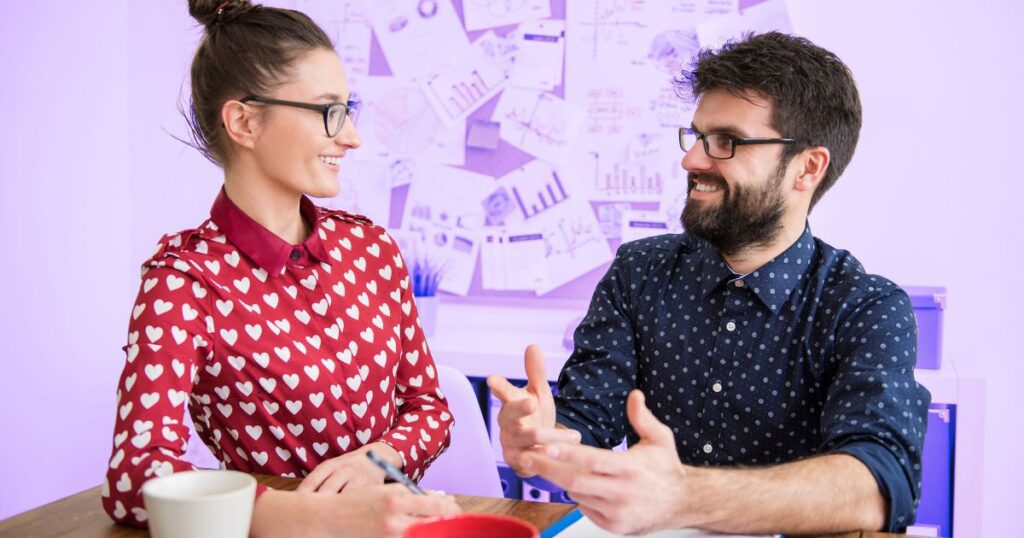 Un homme et une femme débattant sur un sujet culturel, telle que la sociologie