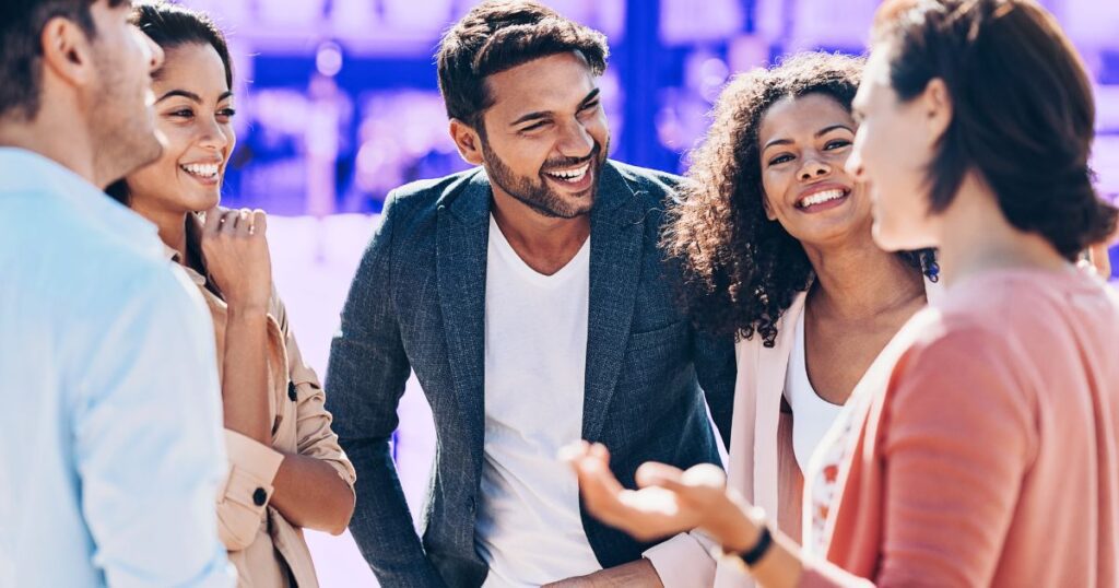 Groupe de 5 personnes discutant de sociologie moderne