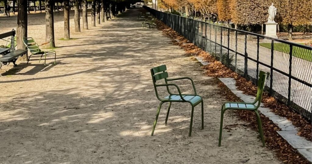 Deux chaises Senat du Jardin du Luxembourg