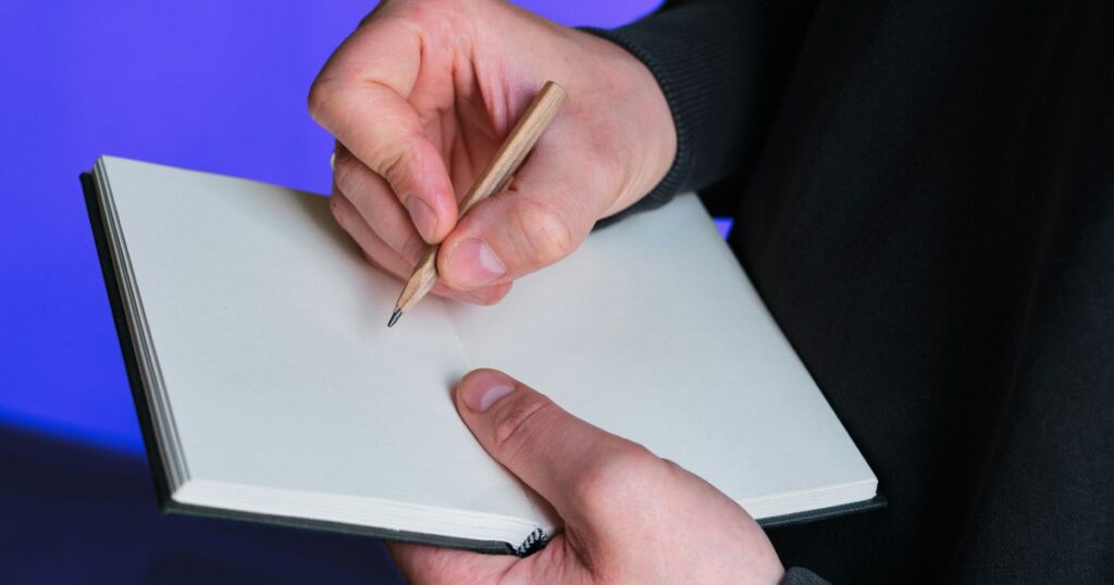 Un homme s'apprête à dessiner une carte mentale dans son carnet