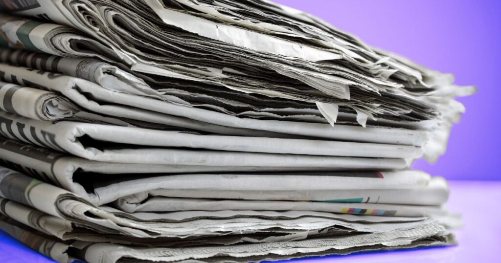 Une pile de journaux s'entassent - pour essayer de suivre l'actualité