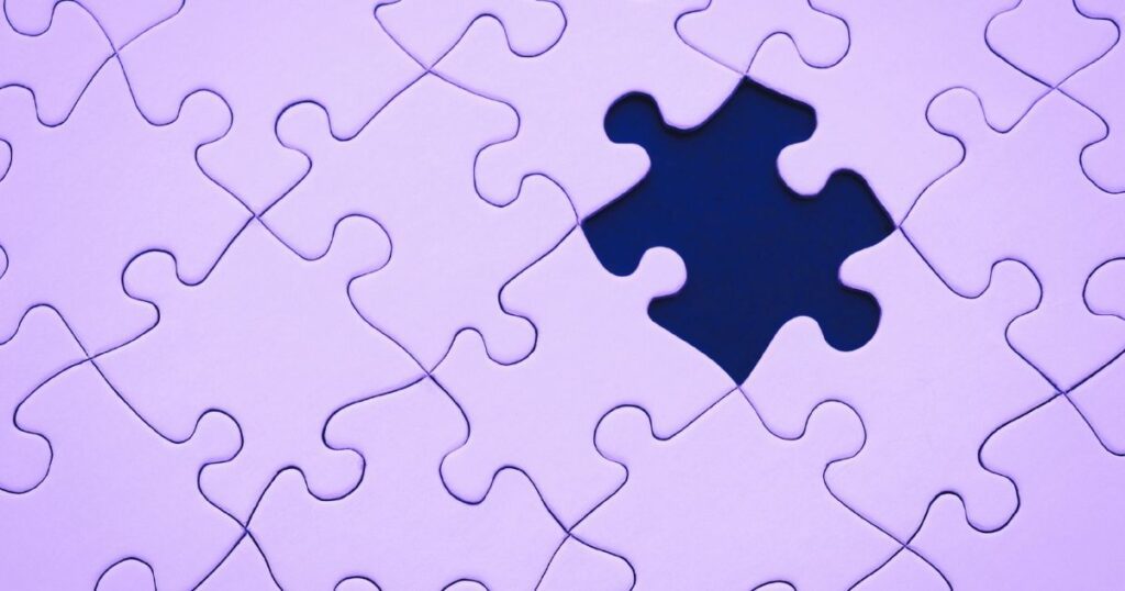 Gros plan sur un puzzle avec une pièce manquante, illustrant l'intérêt d'utiliser ses erreurs pour être curieux et apprendre