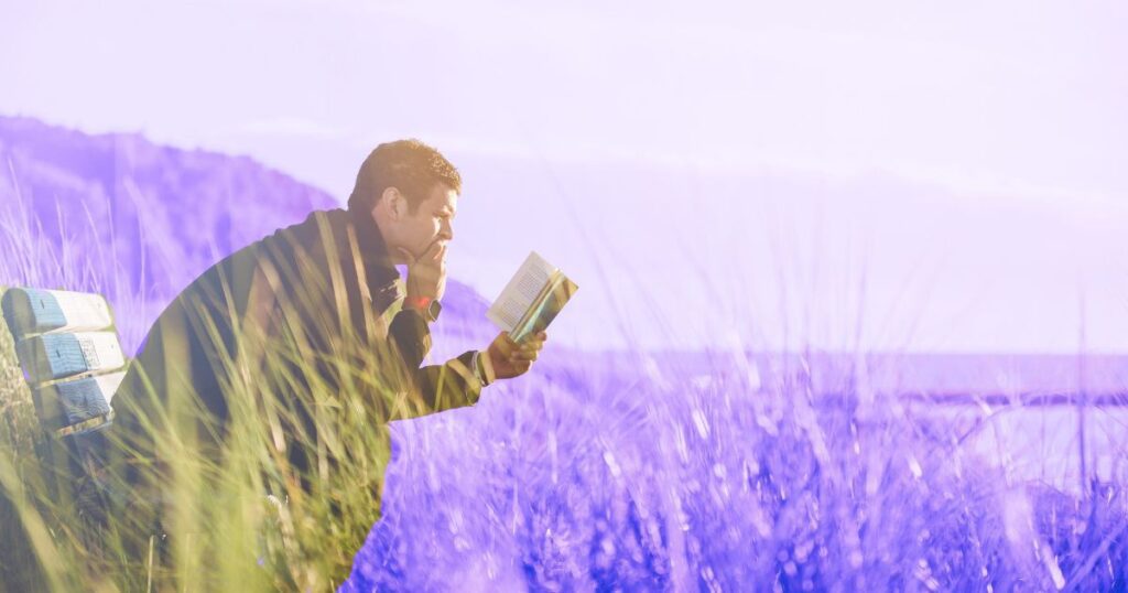 Un homme lit un livre sur un banc, pour améliorer sa culture générale