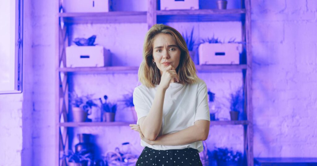Une femme se tient le menton, signe qu'elle évélue l'information avant de l'accepter