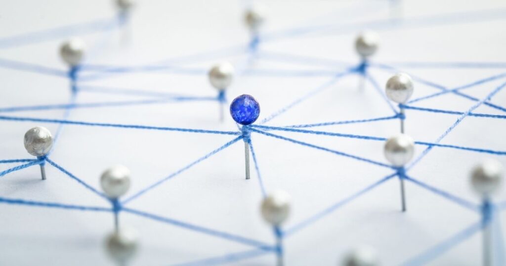 Plusieurs épingles reliées entre elle par des ficelles, qui symbolisent l'art d'établir des ponts entre nos connaissances pour être curieux