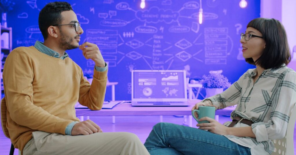 Deux personnes échangent en faisant preuve de flexibilité cognitive