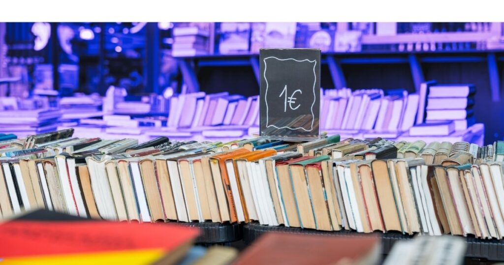 Gros plan sur les rayons d'une librairie avec des livres d'occasion