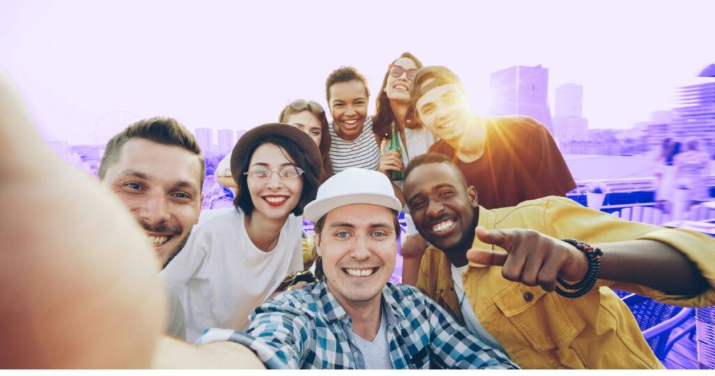Un groupe de personnes prend un selfie, illustrant le cerveau social