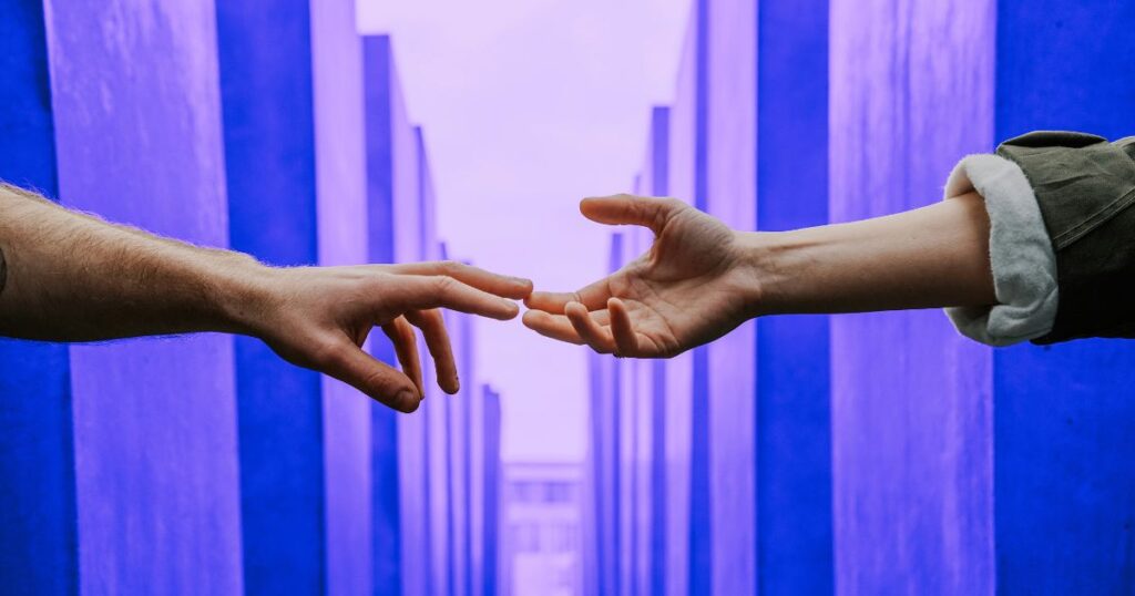 Deux mains se rejoignent