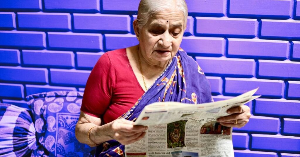 Femme âgée lisant un journal, illustrant la neuroplasticité