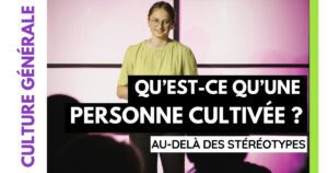 Une oratrice souriante et détendue devant un public, symbolisant une personne cultivée