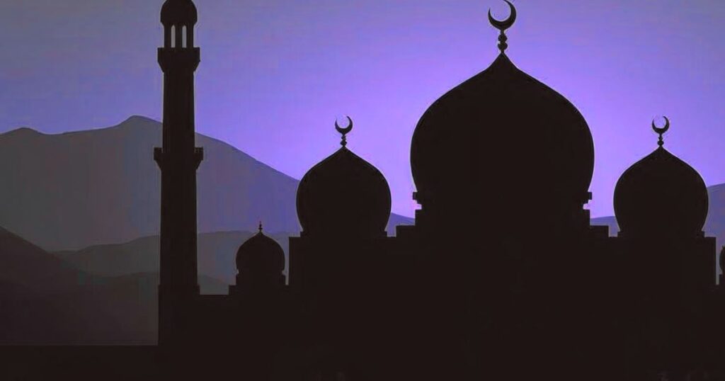 Silhouette d'une mosquée avec minaret et dômes sur fond de ciel violet au crépuscule