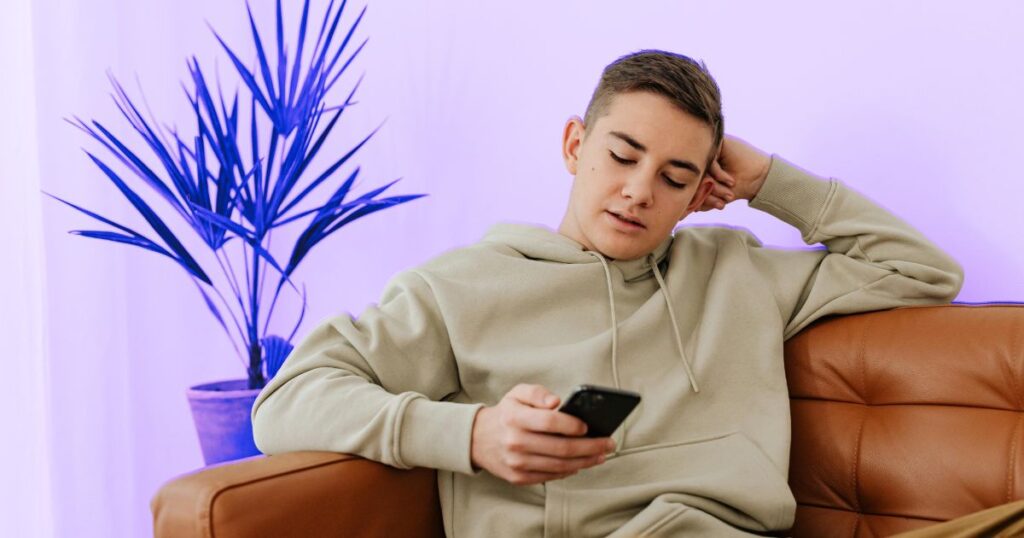 Un ado consulte une IA sur son smartphone