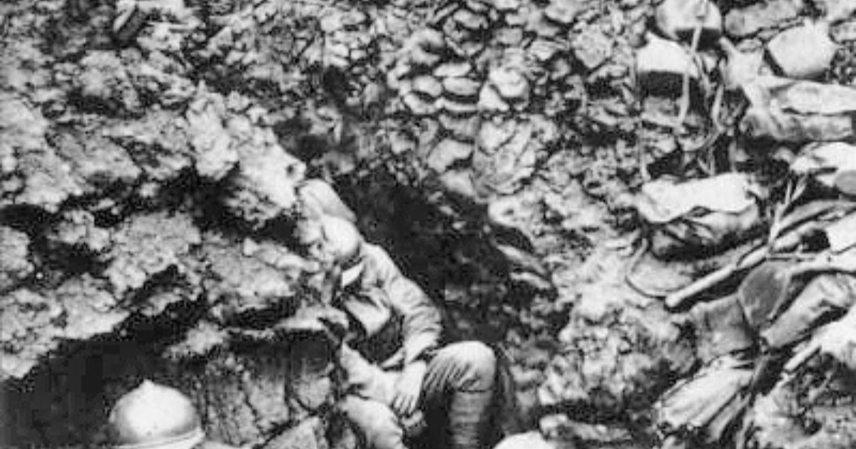 Photographie de soldats français du 87e régiment dans une tranchée près de Verdun,