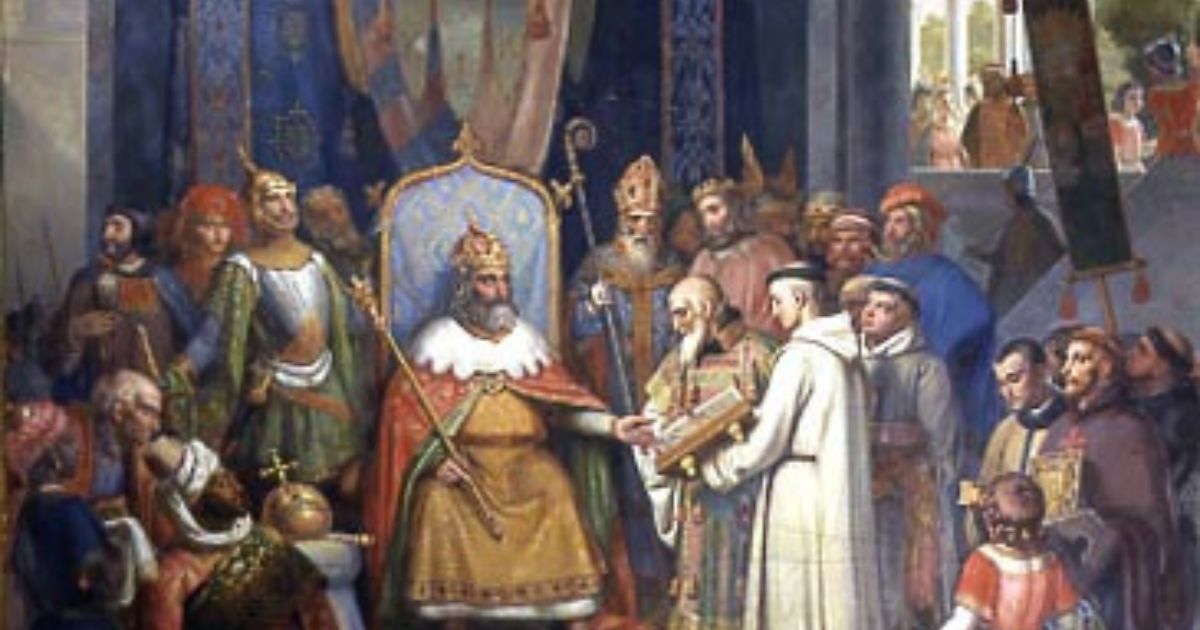 Charlemagne reçoit Alcuin, qui lui présente des manuscrits réalisés par ses moines, entouré de ses principaux officiers.