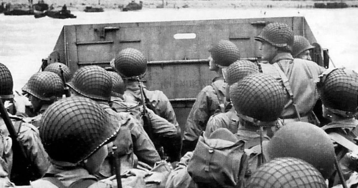 Photographie en noir et blanc de soldats alliés à bord d'un LCVP lors du débarquement en Normandie le 6 juin 1944