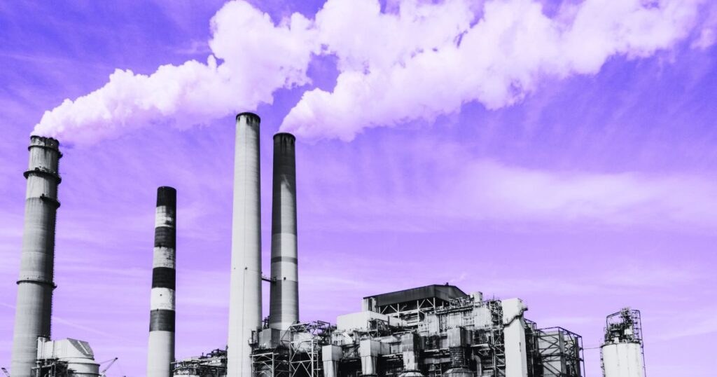Du gaz à effet de serre s'échappe des cheminées industrielles