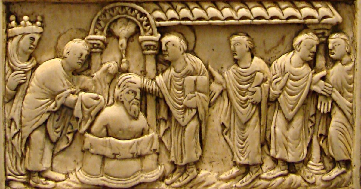 Photo d'un bas relief représentant le baptême de Clovis, premier roi mérovingien