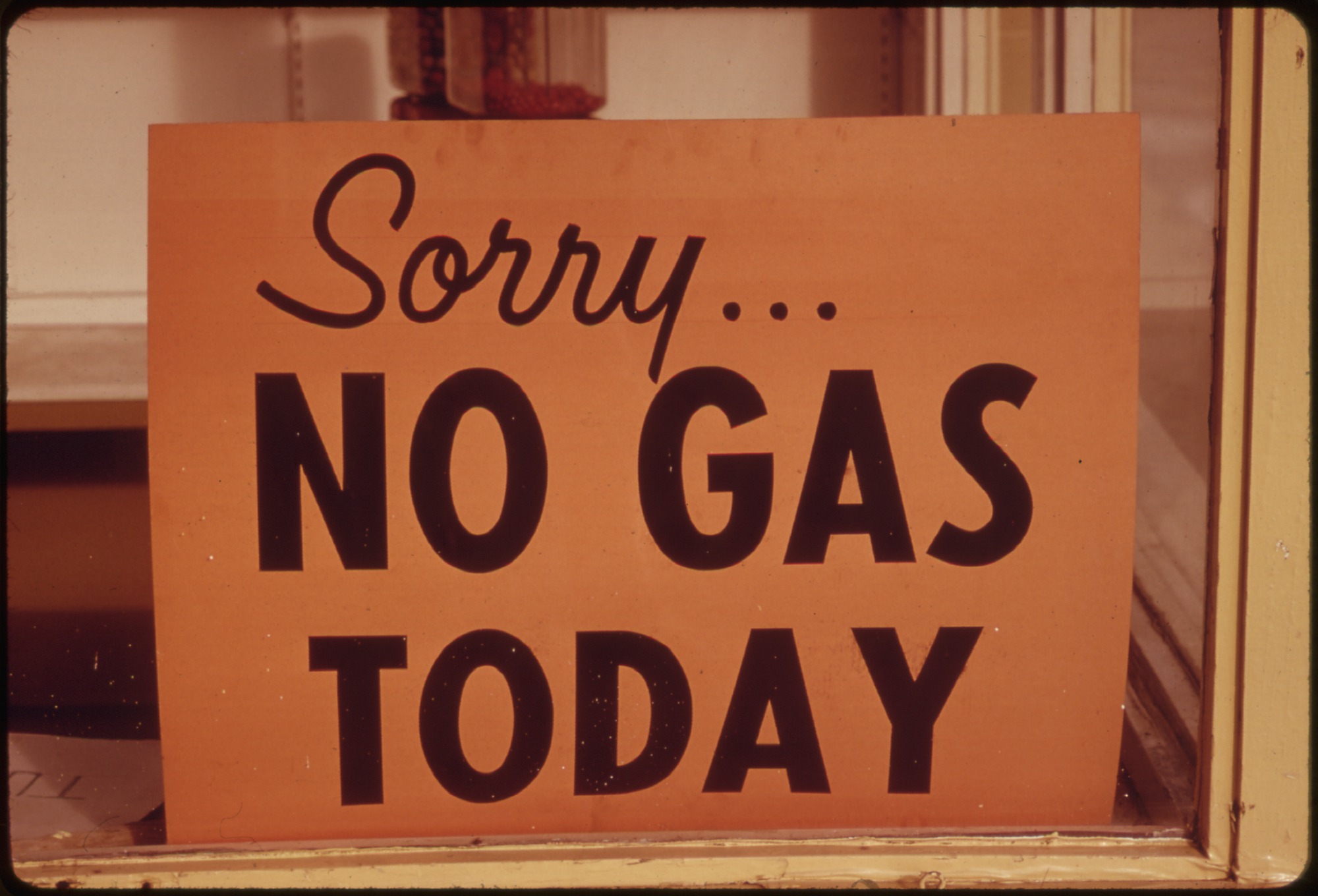 Photographie d'une pancarte affichée dans une station-service américaine indiquant l'absence de carburant disponible, Oregon, automne 1973