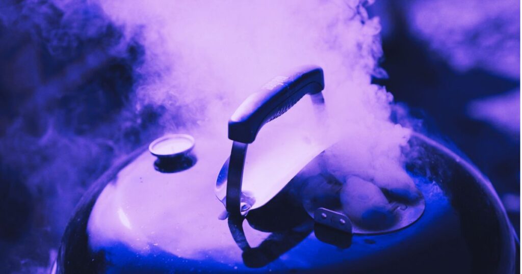 De la vapeur s'échappe du couvercle d'une casserole pleine d'eau bouillante