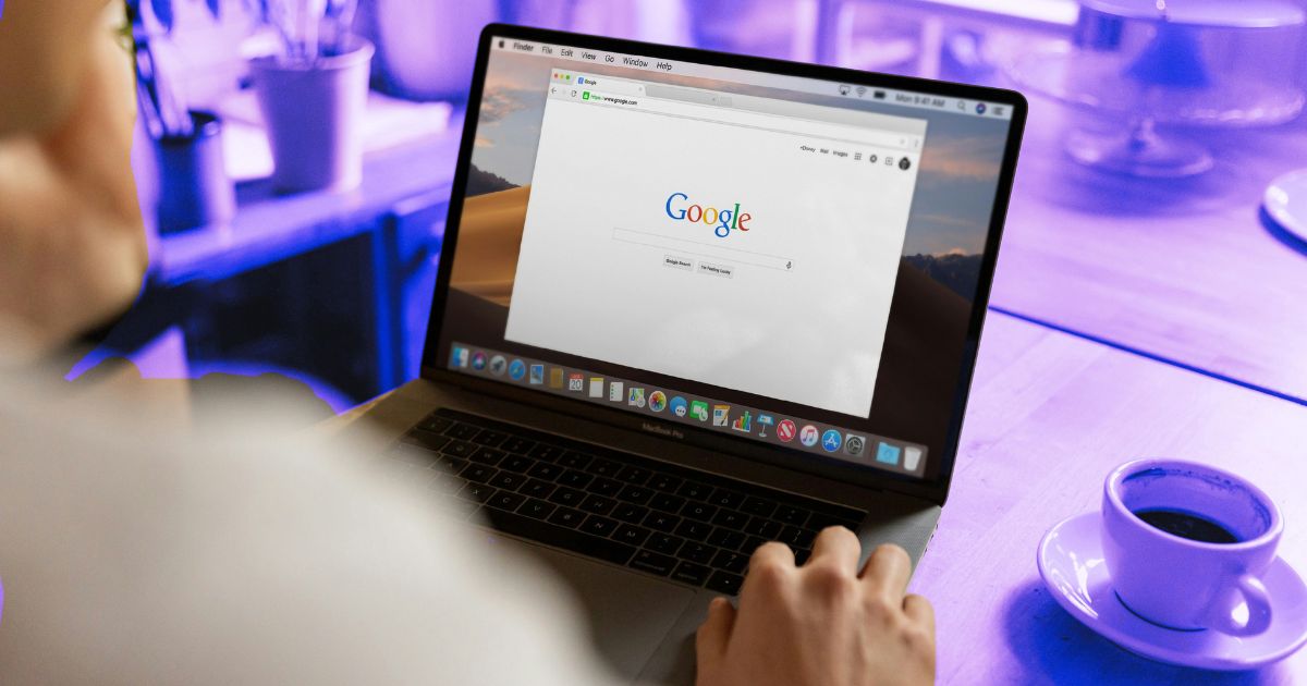 Une personne consulte un ordinateur portable qui affiche un moteur de recherche