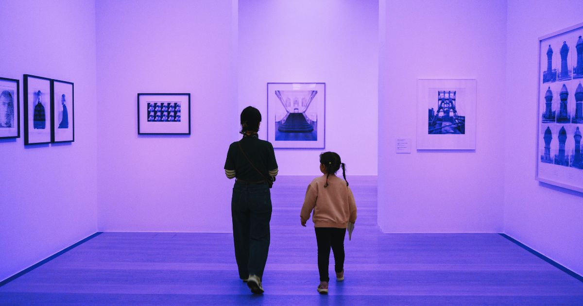 Un parent visite un musée avec son enfant
