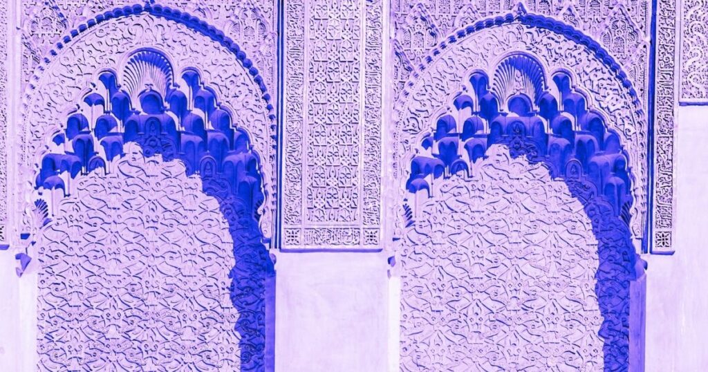 Deux arcs en stuc sculpté, ornés d'arabesques, dans un décor d'architecture islamique
