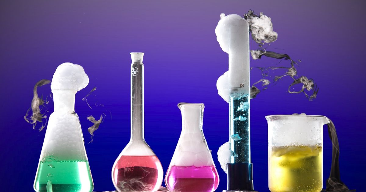 Des récipients de laboratoires laissent échapper de la vapeur et de la fumée au contact de l'oxygène